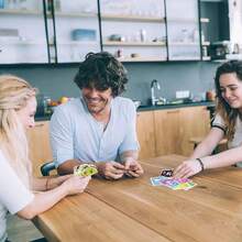 美泰UNO翻转卡牌游戏，适合成人和家庭聚会，使用双面卡牌，包含收藏收纳铁盒，多种颜色可选，升级版UNO卡牌游戏，一款趣味休闲的派对游戏，也是一款互动式桌面卡牌游戏。 - 彩色 - 查看 4