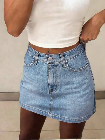 Chân váy denim ngắn đa năng, gợi cảm và ôm sát, phù hợp để mặc hàng ngày.