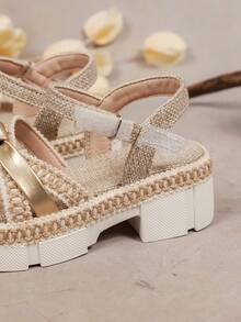 女童夏季新款波西米亚风罗马厚底凉鞋，采用优质亚麻材质，柔软透气，魔术贴设计方便穿脱，复古波西米亚度假风，纹理厚底设计行走稳固，轻便舒适，适合4-15岁女孩、小学生和初中生，适合暑假、郊游、派对、海滩活动等场合。 - 金色 - 查看 8