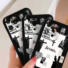 La funda para teléfono con collage artístico inspirado en la fe de Jesús presenta una impactante combinación de imágenes espirituales y citas inspiradoras. Compatible con  17,  16 Pro Max,  15 Pro Max,  13 y  12. Fabricada en TPU resistente para una protección óptima contra golpes y caídas. Un regalo significativo para familiares, amigos, líderes espirituales o un detalle especial para cualquier ocasión, como Navidad, cumpleaños o reuniones especiales. - Negro - Ver 5