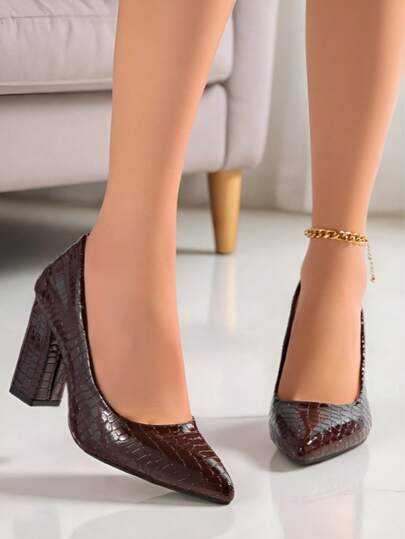 Nuevos tacones altos de otoño 2025 con tacón grueso para mujer, bombas de tacón alto con punta puntiaguda y estampado de cocodrilo marrón, zapatos elegantes, versátiles y encantadores