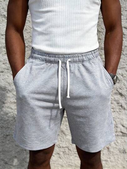 这款男士休闲裤，浅灰色基础款，百搭多种服饰，抽绳腰带可调节松紧，适合日常穿着、健身、跑步、户外活动，是送给男友或丈夫的完美礼物。