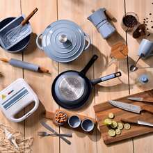 Ensemble de 2 poêles à frire Bergner Click&Cook Ø22Ø26cm en fonte d'aluminium bleue avec poignée amovible + Ensemble de 5 ustensiles de cuisine en silicone et bois - Bleu 2 - Voir 7