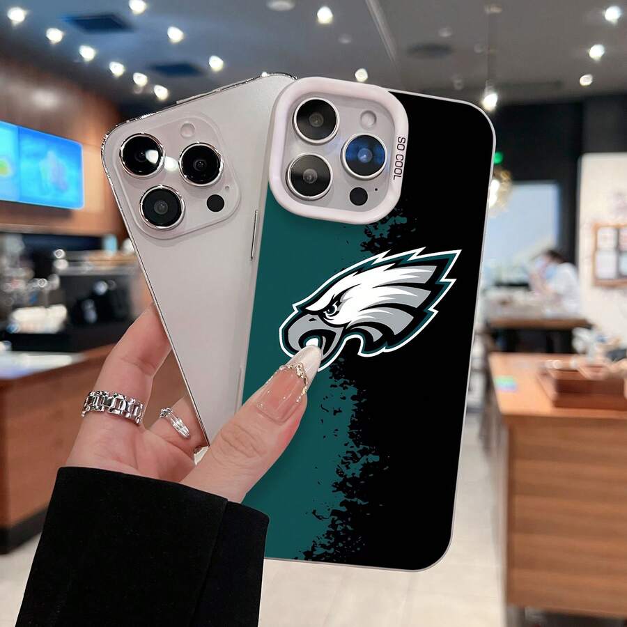 Funda de teléfono con espejo y estampado Eagle Pride. Funciona como espejo y es compatible con 17, 16 Pro Max, 15 Pro Max, 13 y 12. Fabricada en TPU resistente, ofrece una excelente protección contra golpes y caídas. Un regalo perfecto para familiares, amigos y deportistas, ideal para cumpleaños, fiestas o cualquier ocasión especial. - Plateado - Ver 1