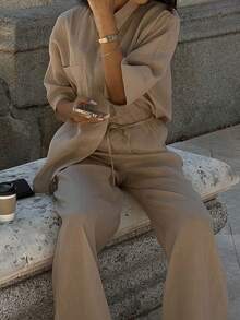 Look Polly 女士卡其色两件套，宽松版型，翻领半袖，袖口收紧，胸前口袋上衣搭配高腰飘逸长裤，轻盈透气，适合夏季休闲、通勤、度假、周末穿着，打造简约街头风，是衣橱必备的百搭单品。 - 卡其色 - 查看 3