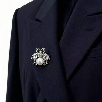 1 Stück modische, kreative Brosche aus Strass-Biene und Perle-Legierung, vielseitiges Accessoire für Kleidung, Taschen, Alltagskleidung