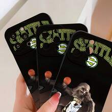 La funda de espejo de , la mascota del baloncesto, le da un toque divertido a tu dispositivo y demuestra tu pasión por el baloncesto. Compatible con  17,  16 Pro Max,  15 Pro Max,  13 y  12. Fabricada en TPU resistente, ofrece protección contra golpes y caídas, lo que la hace elegante y práctica. Un regalo perfecto para fanáticos del deporte, amigos, familiares, cumpleaños o cualquier ocasión especial. - Negro - Ver 5