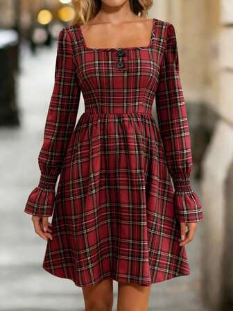 春季女士休闲户外格子长袖连衣裙，弹性袖口，A字版型，方领，短款设计