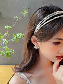 1 chiếc băng đô cài tóc nữ sang trọng, cổ điển, đính ngọc trai giả, phù hợp cho sử dụng hàng ngày, dự tiệc, sự kiện. Có thể dùng làm phụ kiện tóc, băng đô, dây buộc tóc, băng đô cài tóc, phụ kiện làm đẹp tóc tại nhà. - trắng - Xem 2