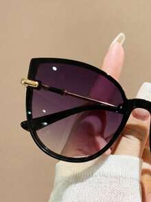 一副男女通用的猫眼形极简太阳镜，适合家庭出游、旅行、运动、海滩、电子音乐节、度假装扮、夏季配饰、驾驶、度假、高尔夫、徒步旅行、街头风、户外穿着、营造度假氛围、搭配优雅服饰、街头风配饰、运动、派对、钓鱼、户外活动 - 黑金雙灰 - 查看 3