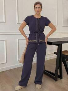 A&DD MODA, REF: AS1990 - Women's Set Consisting Of A Short-Sleeved Blouse And Pants. The Blouse Has A Round Neckline With Details And Buttons. The Pants Have A Straight Cut For A Slimming Effect. This Casual Yet Elegant Set Is Ideal For Special Occasions And Social Events, Creating A Complete And Sophisticated Look. - 藏蓝色 - 查看 4