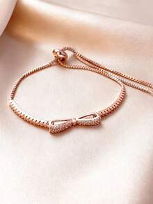 1条可调节银手链，饰有水钻蝴蝶结，时尚奢华，适合女孩日常佩戴、参加派对和宴会，是理想的珠宝礼物。