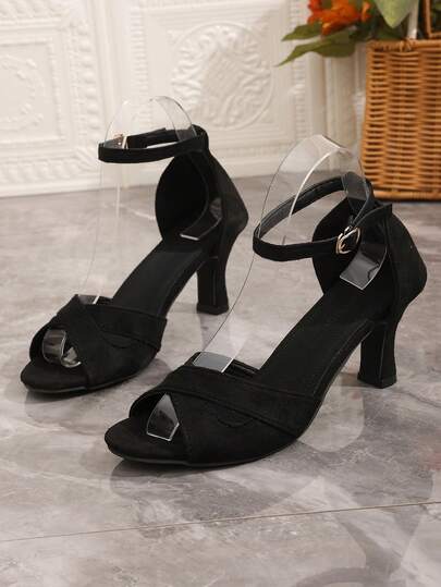 夏季青少年必备新款黑色麂皮交叉搭扣粗跟凉鞋——舒适百搭，是日常出行、商场购物和派对活动的绝佳选择，时尚休闲又舒适。