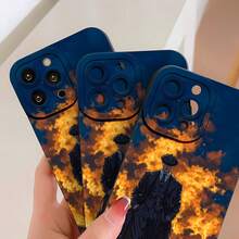 Funda para teléfono con reflejo de Mysterious Firewalker, compatible con  17,  16 Pro Max,  15 Pro Max,  13 y  12. Fabricada en TPU, ofrece protección contra golpes y caídas. Este diseño único es perfecto para quienes aman los estilos atrevidos y dramáticos, lo que la convierte en un regalo ideal para familiares, amigos y seres queridos en cualquier ocasión. - Negro - Ver 5