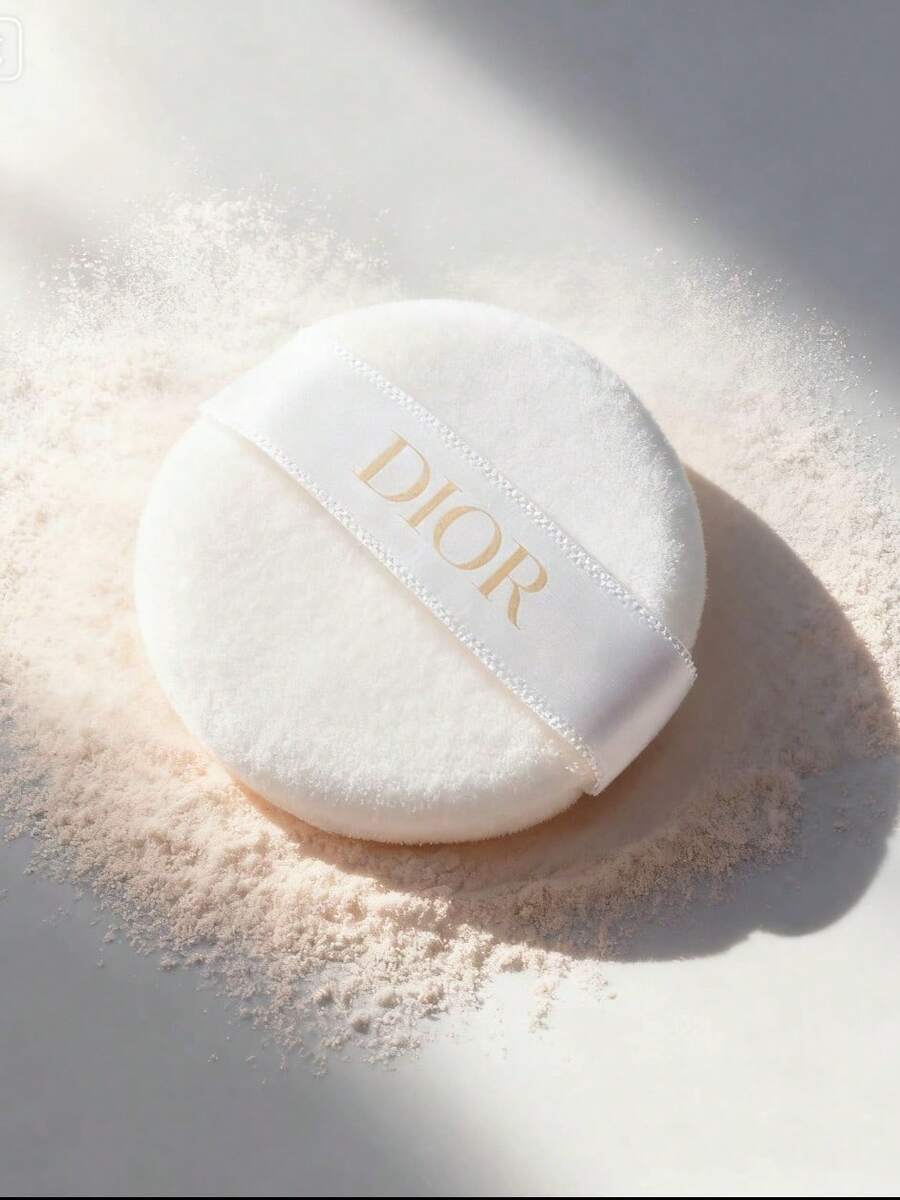 Christian Dior Bông phấn Dior Eternal, bông phấn tròn màu trắng, được trang trí bằng dải ruy băng satin đặc trưng và logo Dior màu vàng, bề mặt mềm mại, giúp tán phấn đều. - Bạch kim D - Xem 1