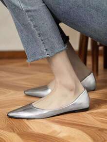 新款女士软底平底鞋，尖头套脚鞋，银色和金色，光滑鞋面乐福鞋，低鞋面百搭皮鞋，适合所有季节 - 銀色 - 查看 3