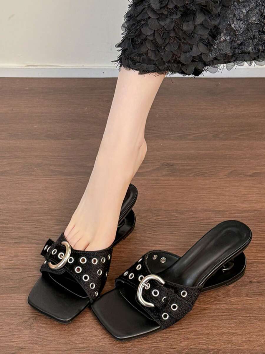 Giày sandal đế bệt nữ kiểu Âu & Mỹ, mũi vuông, ba màu, thiết kế đinh tán và khóa cài, gót chunky bất đối xứng khoét rỗng giúp tăng chiều cao, đa năng cho đi làm, hẹn hò, dự tiệc. - màu đen - Xem 1
