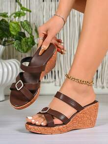 大码女式夏季新款欧美风露趾搭扣坡跟凉鞋，时尚厚底亮面纯色沙滩搭扣凉鞋