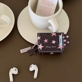 Niche Fashion Brown Leopard Star Print PU Leather Earphone Case + Pentagram Pendant, Suitable For Airpods 4th/3rd/Pro/Pro2/1st/Pro3rd Generation Earphone Case, With Keychain, Durable And Secure Closure, Perfect Fit Design, Fashionable Daily Accessory