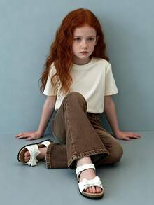 1双白色蝴蝶结装饰仿皮女童凉鞋，绑带+踝带防滑平底，甜美公主风夏季必备，网红热卖，好评如潮，时尚设计，柔软鞋底，不磨脚，理想的儿童凉鞋礼物 - 白色 - 查看 2