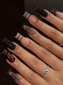 这款24片装长方形美甲贴纸套装包含法式波点、豹纹和黑色图案，并饰以白色水钻和金色线条。套装内含1支果冻胶和1把指甲锉，贴合指甲形状，佩戴舒适。这款易于佩戴的法式美甲贴纸适合女性和女孩日常佩戴，也适合派对、嘉年华等各种场合。 - 黑色 - 查看 1