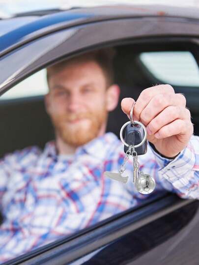 2pcs Mini Cute Football Keychains, Children's Football Gifts, Shoulder Bag Keychains, Car Keychains, Pendants, Decorative Gifts, Football Party Favors, Football Fan Children's Gifts (Suitable For All Ages And Genders)