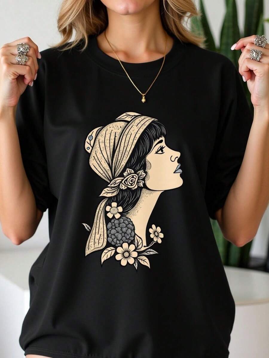 Elegante camiseta de diseño artístico con estampado bohemio, ideal para amantes del estilo vintage. Confección 100% algodón, fresca y de corte holgado, perfecta para cualquier temporada. Ideal para mujeres que buscan un look sofisticado y único. Disponible en talla M en color negro. Moda casual urbana de alta demanda entre jóvenes y adultas. - Negro - Ver 1