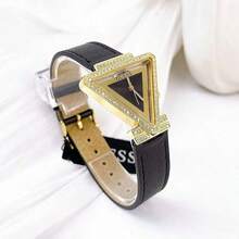 Guess GW0504L5 Damen Dreieck Kristall Uhr, goldfarbenes Gehäuse, schwarzes Lederarmband, funkelnder Strass Dekor, luxuriöse Quarz Armbanduhr, modisch für Party und Alltag, ideales Geschenk zum Geburtstag und Abschluss - Schwarz - Übersicht 9