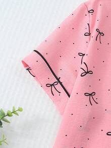 Bộ đồ ngủ nữ 2 món thoải mái với họa tiết chấm bi nhỏ và nơ, gồm áo tay ngắn cài cúc cổ bẻ và quần short có nơ, đồ ngủ và đồ mặc nhà thoải mái cho mùa hè. - Hồng - Xem 4