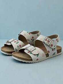 1 Pair Girls' Light Gray & White Cherry Print Faux Suede Soft Cork Sandals With Double Buckles + Ankle Strap, Non-Slip Flat Sole, Fresh & Sweet Style, Popular Design, Comfortable Soft Bottom, Ideal Children's Sandals For Summer, Holiday Gift - Xám - Xem 3