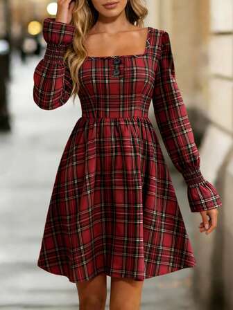 春季女士休闲户外格子长袖连衣裙，弹性袖口，A字版型，方领，短款设计