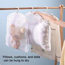 枕头晾衣网，两侧透气孔设计，快速晾干，可重复使用，适用于洗衣房、阳台/户外晾晒，也可作为室内衣柜晾晒收纳袋，家用靠垫晾衣网，可悬挂于衣架/晾衣绳/衣柜挂钩上，适用于晾晒枕套、靠垫、小毯子、床上用品等，易于清洁和存放（不含衣架）。