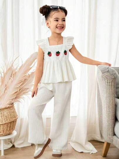 年轻女孩时尚休闲纯色条纹镂空刺绣水果装饰短款盖袖方领上衣，搭配松紧腰直筒裤，适合夏季日常、户外、街头、运动、度假