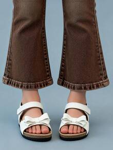 1双白色蝴蝶结装饰仿皮女童凉鞋，绑带+踝带防滑平底，甜美公主风夏季必备，网红热卖，好评如潮，时尚设计，柔软鞋底，不磨脚，理想的儿童凉鞋礼物 - 白色 - 查看 7