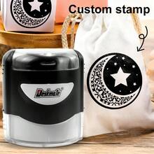 定制Logo、企业Logo及文字印章 - 个性化卡通人物设计，商务徽章及高品质印章，适用于办公场景。圆形黑色塑料外壳，非常适合在文件上添加独特标记，创建醒目的文件标识。也适用于学校用品和返校季。 - 黑色 - 查看 9