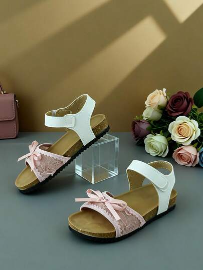 2026夏季粉白蕾丝女童凉鞋，3D蝴蝶结装饰，可调节魔术贴绑带，防滑鞋底，柔软舒适，适合幼儿日常及户外穿着，透气休闲凉鞋