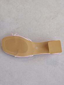 Sandálias de salto alto rosa em tela com laço, versáteis e com tira no calcanhar, ideais para ocasiões formais. Modelo stiletto de bico quadrado. - Rosa - Ver 7