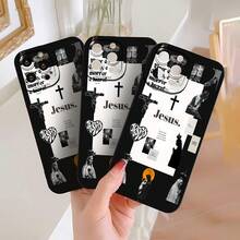 La funda para teléfono con collage artístico inspirado en la fe de Jesús presenta una impactante combinación de imágenes espirituales y citas inspiradoras. Compatible con  17,  16 Pro Max,  15 Pro Max,  13 y  12. Fabricada en TPU resistente para una protección óptima contra golpes y caídas. Un regalo significativo para familiares, amigos, líderes espirituales o un detalle especial para cualquier ocasión, como Navidad, cumpleaños o reuniones especiales. - Negro - Ver 6
