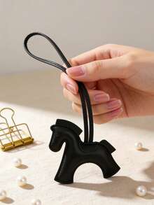可爱趣味小马造型钥匙扣吊坠，精致情侣包包挂饰，创意个性化配饰，无纺布编织工艺，可作包包、背包、手提包、手机壳、钥匙链装饰，也适合作为生日、教师节、开学季、情人节、母亲节礼物。 - 彩色 - 查看 10