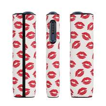 一套适用于 IQOS ILUMA ONE/ILUMMA I ONE 的保护套，采用 PU 皮革材质，印有笑脸、爱心和猫嘴图案，提供 360° 全方位保护，有效防止刮擦和碰撞，男女皆宜的礼物