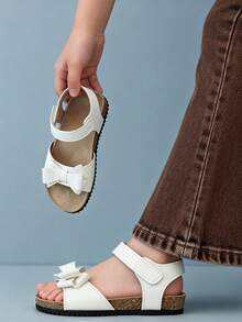 1双白色蝴蝶结装饰仿皮女童凉鞋，绑带+踝带防滑平底，甜美公主风夏季必备，网红热卖，好评如潮，时尚设计，柔软鞋底，不磨脚，理想的儿童凉鞋礼物 - 白色 - 查看 8