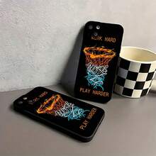 Canasta de baloncesto con texto motivacional sobre fondo negro. Esta elegante funda es compatible con los modelos  17, 16, 15, 14 Pro Max, 13, 12, 11, XR y XS Plus. Fabricada en silicona de vidrio, ofrece protección contra golpes y caídas, además de una sensación superior. Es un regalo ideal para familiares, amigos y seres queridos, y una opción perfecta para Año Nuevo. - Negro - Ver 7