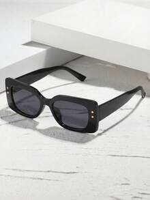 一副男女通用方形黑色五角星太阳镜，适合电子音乐节、旅行、度假、运动风、驾驶、假日装扮、海滩、郊游、夏季配饰、家庭出游、高尔夫、徒步、优雅装扮、街头风配饰、度假氛围、运动、派对、户外活动、街头风、钓鱼、户外活动、假期等场合。 - 黑色 - 查看 2