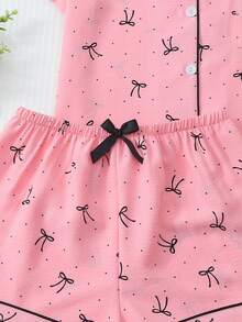Bộ đồ ngủ nữ 2 món thoải mái với họa tiết chấm bi nhỏ và nơ, gồm áo tay ngắn cài cúc cổ bẻ và quần short có nơ, đồ ngủ và đồ mặc nhà thoải mái cho mùa hè. - Hồng - Xem 6