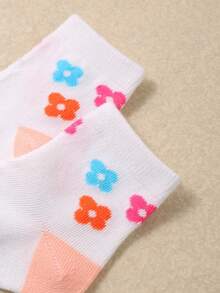 Zestaw skarpetek niemowlęcych żakardowych 20/10/5/1 z różowej serii, z uroczymi kwiatowymi wzorami. Skarpetki są nadrukowane we wzory takie jak kokardki, serduszka, kwiaty, paski i patchworkowe bloki kolorystyczne. Proste i swobodne, wygodne skarpetki średniej długości na każdą porę roku, skarpetki dla wcześniaków, a także skarpetki dla noworodków i małych dzieci. - Wielokolorowe - Zobacz 5