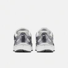 Nike 耐克女士休闲运动鞋，低帮 IO3496-001 - 銀色 - 查看 4