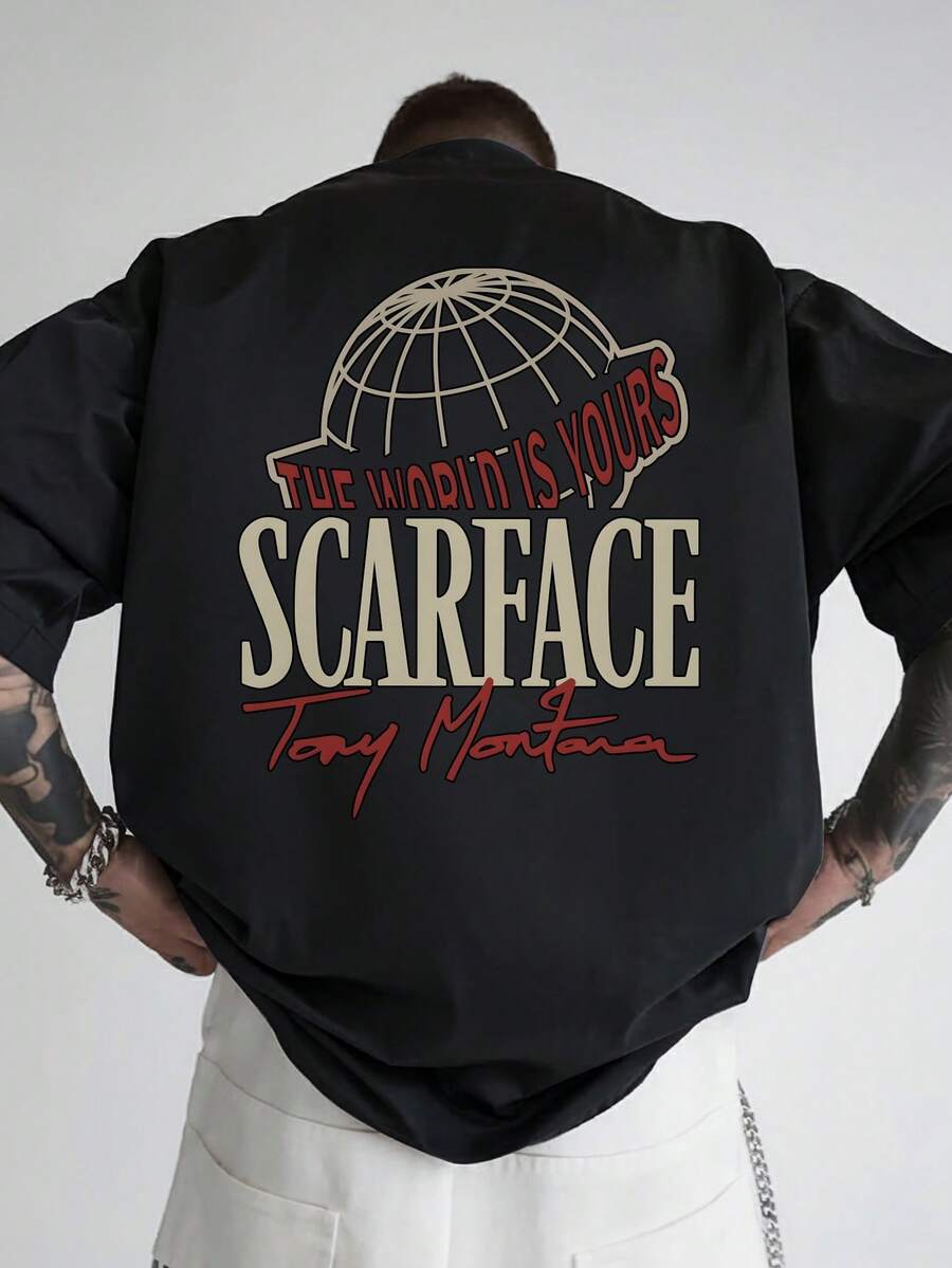 Camiseta de Estilo Urbano 'EL MUNDO ES TUYO' con Diseño de  - Camiseta Negra de Manga Corta con Gráficos Impactantes y Texto Rojo Curvado - Ideal para Fans de Tony Montana y Amantes de la Moda - Ropa Casual y de  para Hombres Modernos - Negro - Ver 1