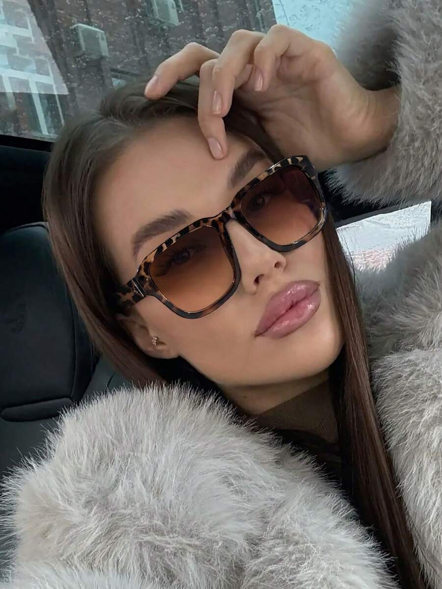 一副女士方形复古玳瑁纹聚碳酸酯时尚眼镜，轻巧镜框，金属铰链，休闲设计，适合日常佩戴，附赠眼镜盒