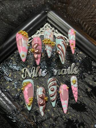 10 st. stiletto akrylnagelkit, rosa och blå naglar, rosa och blå tie-dye, 3D tredimensionell stålkula nageltillbehör dekoration, handritade prickiga geometriska mönster, 3D-snideriblommor och vattendroppsmönster, Y2K-stil nagelkonstset, mycket lämpligt för kvinnor och flickor för att delta i temafester och ceremonier och festivaler och vardagsbruk (inklusive: en bit gelélim och en friktionsremsa) nageltillbehör