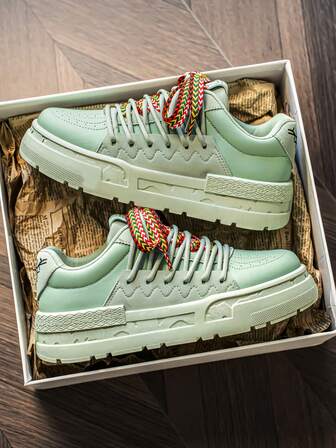 Zapatos planos casuales con suela gruesa para hombres, zapatillas deportivas versátiles de alta gama con cordones de dos colores